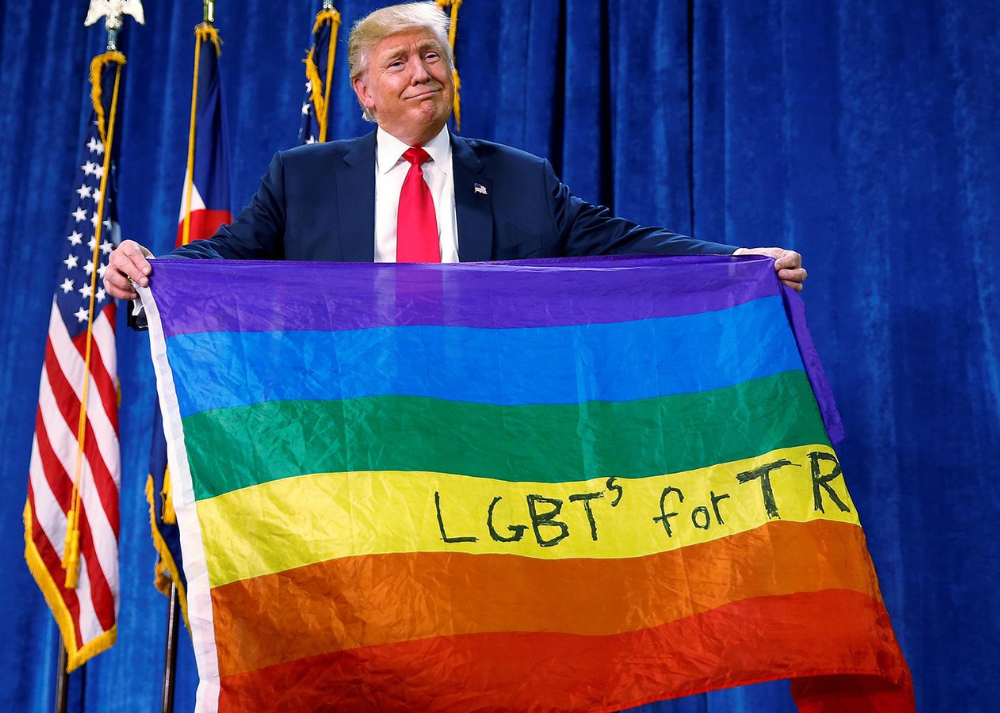 Donald Trump posando con una bandera LGTBI