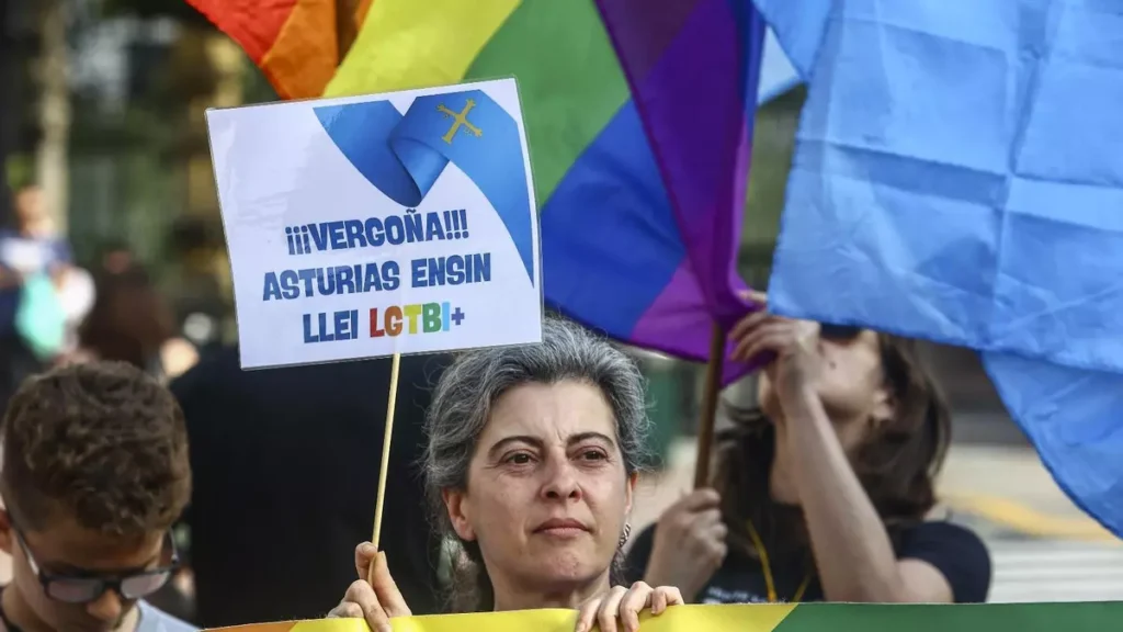 Una manifestante denuncia la vergüenza de que Asturias no disponga de una ley LGTBI+, en una concentración de protesta, en junio de 2025, en Oviedo. Pablo Lorenzana