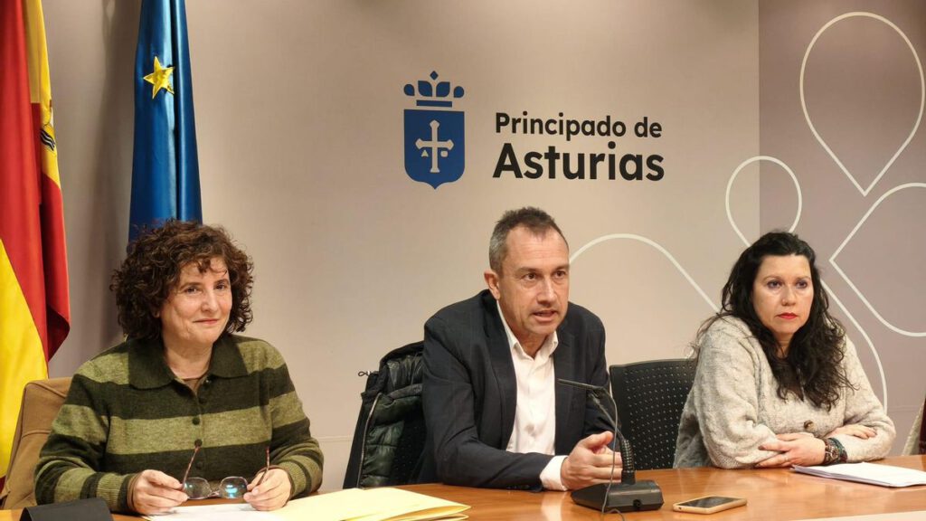 De izquierda a derecha, Beatriz González, Ovidio Zapico y Nuria Rodríguez. Gobierno de Asturias