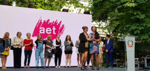 Asociación Española de Transexuales recibiendo un premio.