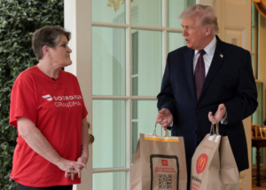 Trump recibe un pedido de McDonald’s en la Casa Blanca junto a una repartidora durante un acto ante los medios.