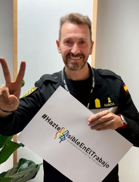 Pedro Jesús García Mr Gay Castilla La Mancha 2021 con la campaña Hazte Visible en el Trabajo de Mr Gay España