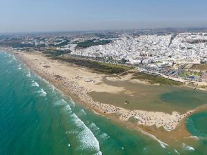 Vista aérea de Conil de la Frontera y sus playas en la costa de Cádiz.