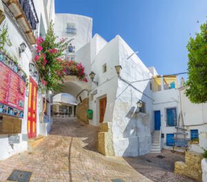 Calles del casco histórico de Mojácar, uno de los destinos integrados en la Red Española de Destinos por la Diversidad.