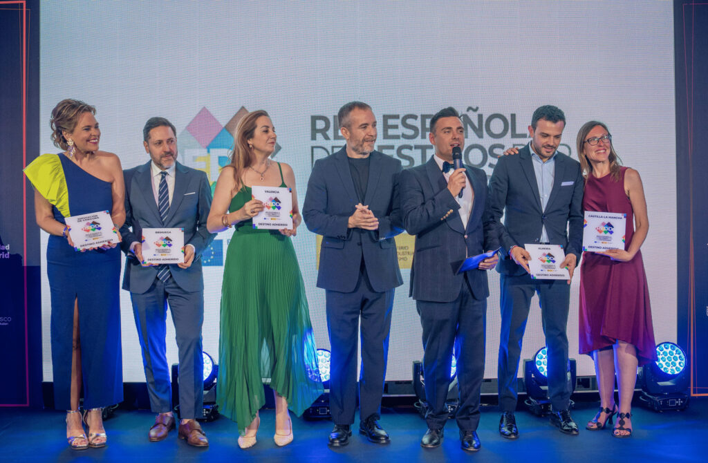 Representantes de la Red Española de Destinos por la Diversidad junto a Miguel Sanz, director general de Turespaña, y Nano García durante la entrega de adhesiones a nuevos destinos.