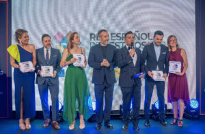 Representantes de la Red Española de Destinos por la Diversidad junto a Miguel Sanz, director general de Turespaña, y Nano García durante la entrega de adhesiones a nuevos destinos.