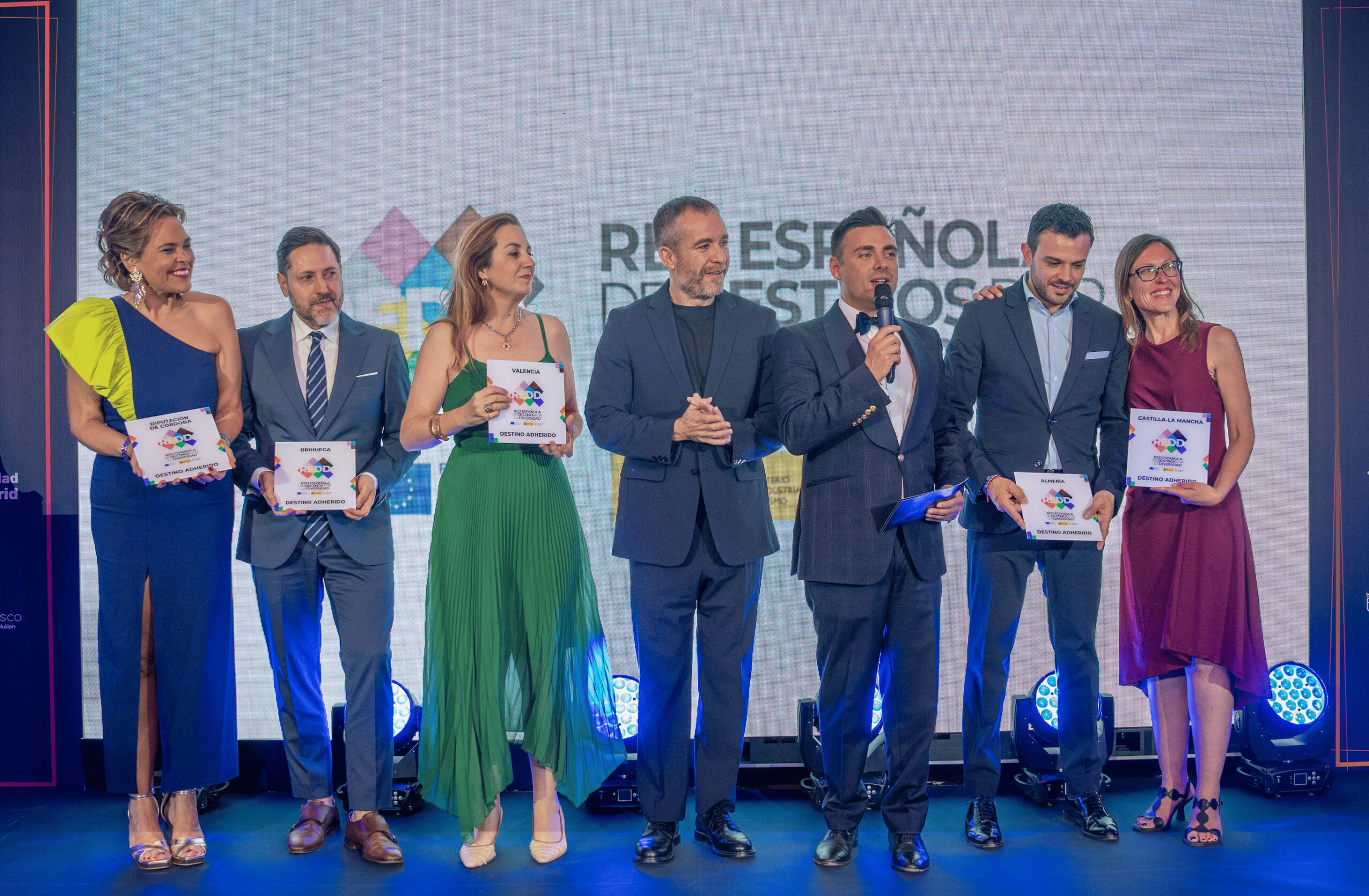 Representantes de la Red Española de Destinos por la Diversidad junto a Miguel Sanz, director general de Turespaña, y Nano García durante la entrega de adhesiones a nuevos destinos.