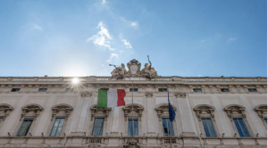 Fachada del Tribunal Constitucional de Italia, responsable de la sentencia que amplía el reconocimiento de derechos para determinadas familias LGTBIQ+.