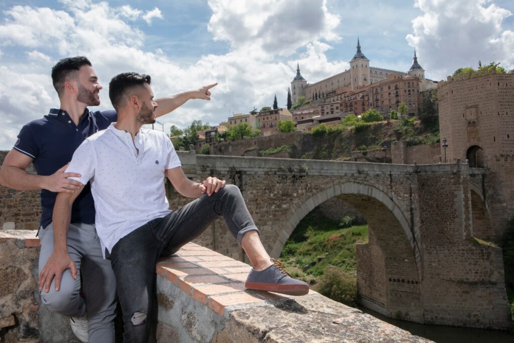 Pareja disfrutando de una escapada en Toledo, un destino turístico de España que apuesta por experiencias inclusivas y de calidad.