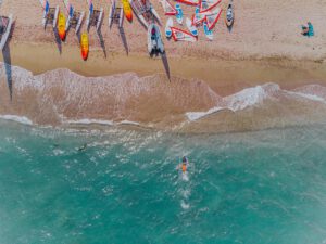 Vista aérea de la playa de Vera, en Almería, con embarcaciones y actividades náuticas junto al mar Mediterráneo.